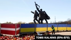 Sovjetski spomenik u Parku pobjede u Rigi godinama je bio tema rasprave između Latvije i Rusije, 9. maj 2022.