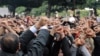 Demonstranti drže svoje ruke sa lisicama na rukama i izvikuju parole ispred MUP-a u Tunisu, 14. januar 2010.