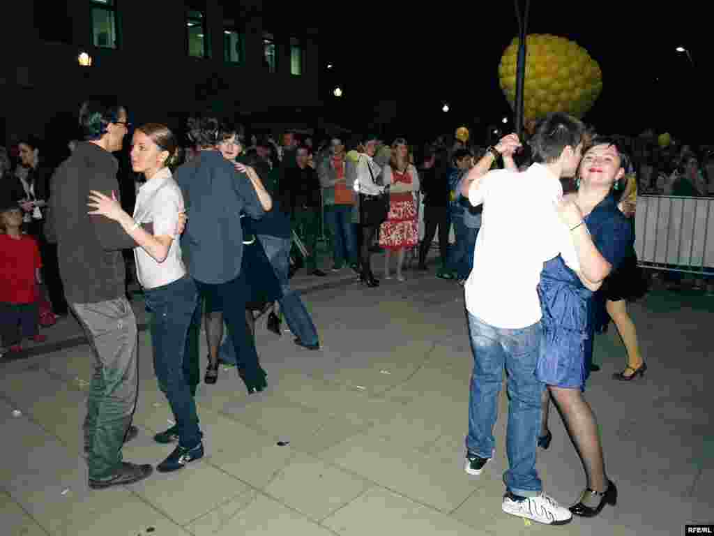 1510 parova u Tuzli je zaplesalo Bečki valcer i Tuzlaci su zajedno s ostalim građanima BiH oborili Guinnessov rekord u valceru. Foto: Maja Nikolić