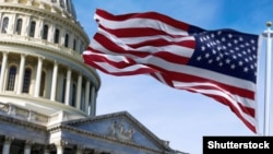 Flamuri amerikan pranë ndërtesës së Kongresit amerikan. 