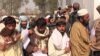 د شمالي وزیرستان بې کوره کړل شوي خلک د ځان ثبتونې پر مهال 