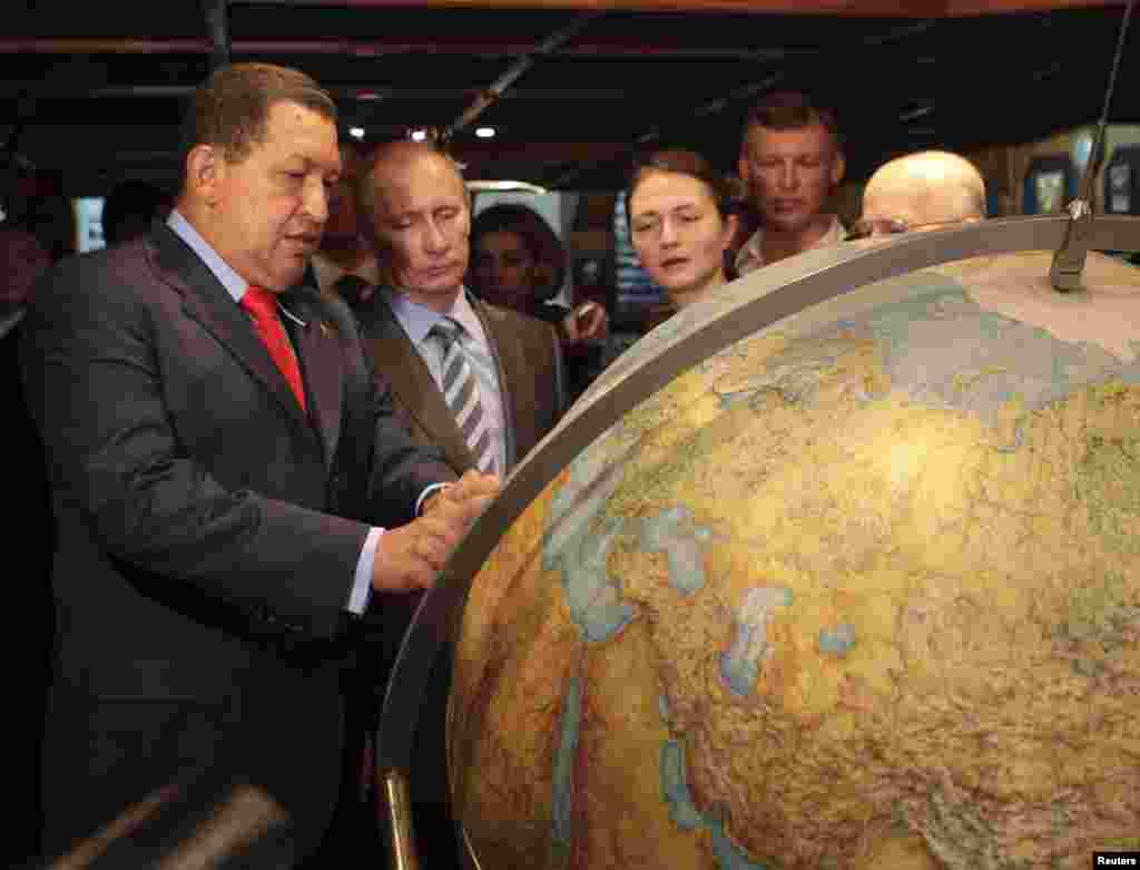 Чавес і тодішній російський прем&rsquo;єр Володимир Путін дивляться на глобус під час візиту на російський парусник &laquo;Крузенштерн&raquo;, пришвартований у порту біля Каракаса, у квітні 2010 року.