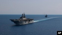 Grupul amfibiu Bataan, care numără peste 4.000 de marinari şi puşcaşi marini, se va alătura unei flote americane în creştere în largul coastelor Israelului, care va include două portavioane şi nave de escortă.