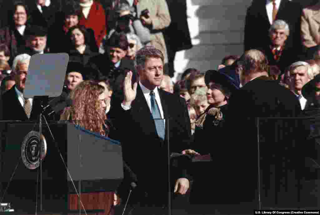 Bill Klinton 1993-nji ýylyň 20-nji ýanwarynda kasam kabul edýär. Onuň gapdalynda aýaly Hillary we gyzy Çelsi durlar. Klinton iki prezidentlik möhletine gulluk etdi. Täze prezidentler &quot;prezidentiň wezipesini sap ýürek bilen dolandyrjakdygyna&quot; söz bermeli hem-de &quot;Birleşen Ştatlary gorap saklamaga we Konstitusiýany goramaga&quot; hökman wada bermeli. &nbsp;