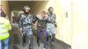 ОМОН кызматкерлери Москвадагы митингдердин катышуучусун кармап кетип жаткан учур. 