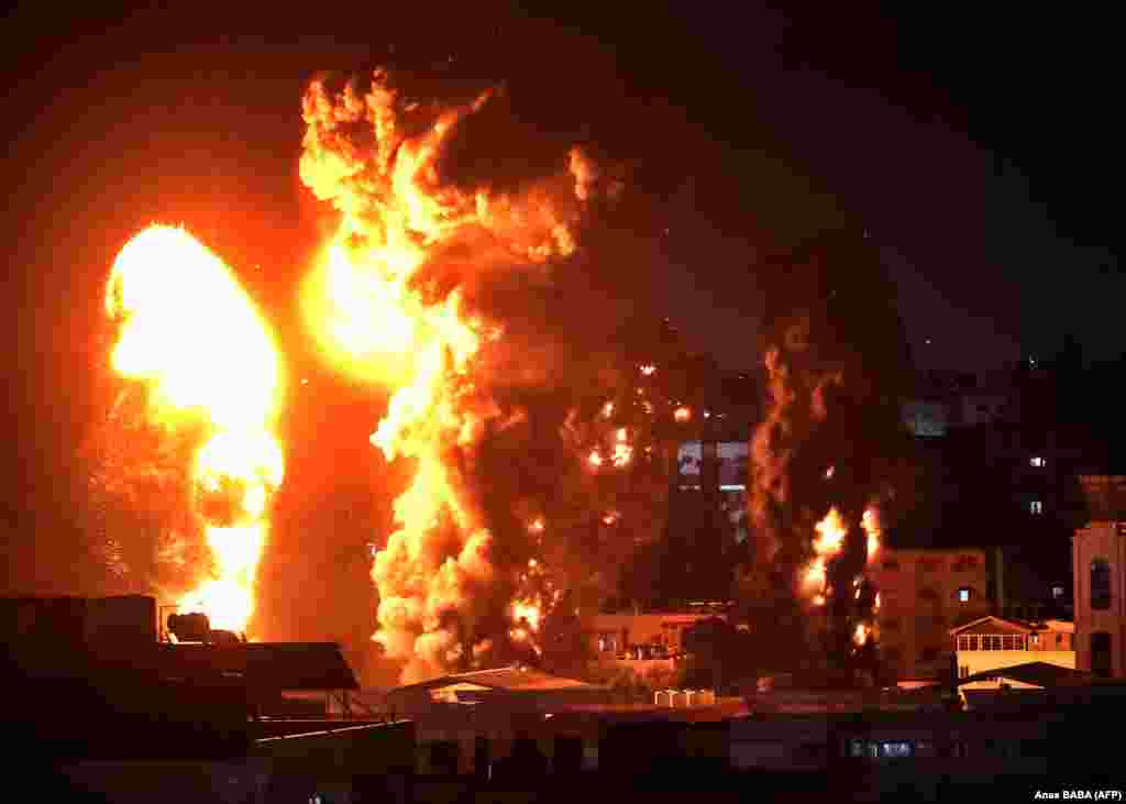 Foc și fum deasupra clădirilor din orașul Gaza. Avioanele de război israeliene au lansat un raid împotriva enclavei palestiniene, la începutul zilei de 17 mai 2021.