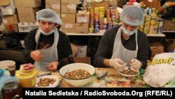 Хлопці також б’ють горіхи, наприклад