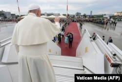 Papa Francisc își ia rămas bun de la România, condus la avion de Klaus și Carmen Iohannis. Iunie 2019