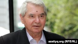 Герольд Бельгер, известный писатель и переводчик, был депортирован в Казахстан вместе с родителями из Поволжья в 1941 году. Он сумел впитать культуру, язык и традиции казахов. Его называли «последним настоящим казахом»
