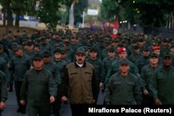 Нікаляс Мадура (у цэнтры) на маршы з вайскоўцамі на базе ў Каракасе, 2 траўня 2019 году