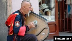 Кримчанин Остап Кіндрачук грає на бандурі в польському Кракові, 29 травня 2005 року