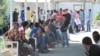Döwlet migrasiýa gullugynyň agzyndaky nobat. Türkmenabat (Arhiw suraty)
