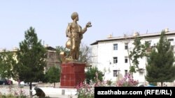 Türkmen dutaryny göterýän adamyň heýkeli. Illýustrasiýa suraty
