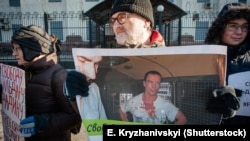 Акція у Києві біля посольства Росії на підтримку російського активіста Ільдара Дадіна. Київ, 7 лютого 2016 року