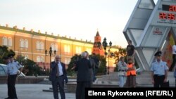 Михаил Федотов следит за происходящий на Манежной. Москва, 18 июля 2013 года