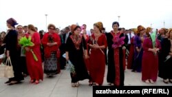 Жеңиш күнүнө карата Бекраведеги мемориалдык комплекске гүл дестелерин коюп жаткан аялдар. Архив сүрөт
