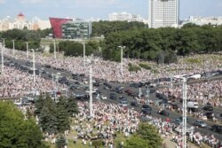 Люди збираються в центрі Мінська на «Марш свободи», 16 серпня