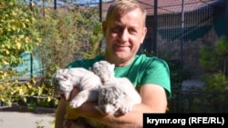 Олег Зубков із білими тигренятами, архівне фото