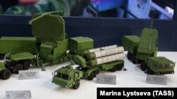 Макети пускової установки ЗРС С-400 «Тріумф»