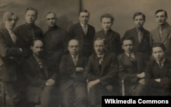 Беларускія літаратары, фота сярэдзіны 1930-х. Якуб Колас сядзіць першы зьлева.