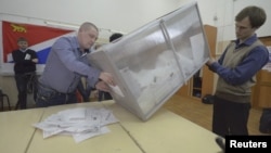 Garaşsyz synçylar saýlaw prosesinde müňlerçe düzgün bozmanyň habar berlendigini, ses gutularynyň dykalanyp doldurylan halatlarynyň we şol bir adamlaryň birnäçe saýlaw uçastogynda gaýta-gaýta ses berşiniň bellige alnandygyny aýdýarlar.
