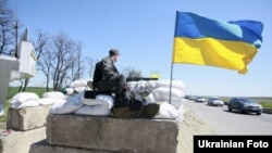 Punct de control ucrainean in regiunea Donețkului, 25 aprilie 2014