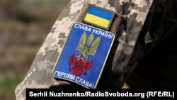 Шевроны украинского военнослужащего, находящегося на позициях в Луганской области, 26 апреля 2022 года.
