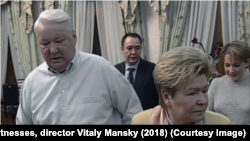 Mihaýil Lesin ozalky prezident Boris Ýelsiniň (çepde), onuň aýaly Nainanyň we gyzy Tatýana Dýaçenkonyň arkasynda dur.