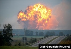 Velika eksplozija u skladištu municije i ostale vojne opreme u vojnoj bazi u blizini Kaljnivka, centralna Ukrajina, 27. septembar 2017. Foto: Gleb Garanich/Reuters