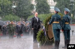Ruski predsjednik Vladimir Putin stoji ispred spomenika, Grob neznanog vojnika, tokom obilježavanja 76. godišnjice nacističke invazije na Sovjetski Savez, 22. juni 2017. Foto: Aleksei Druzhinin/Kremlin via Reuters