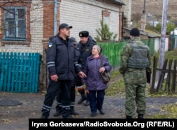 Бригада спасателей работает в селе Виноградное под Мариуполем