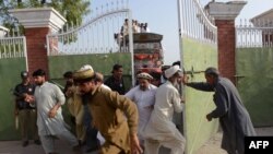 کډوال قبايل بنو کې د خوراکي موادو د ويش په يو مرکز کې