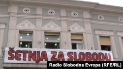 Plakat tokom akcije "Šetnja za slobodu" u Novom Sadu, 7. oktobar 2012. foto: Norbert Šinković