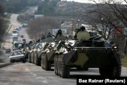 Колона російських бронетранспортерів на автотрасі біля Сімферополя, березень 2014 року