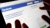 Планшет с открытой страницей соцсети Facebook. Иллюстративное фото.