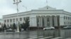 Türkmenistanyň Döwlet migrasiýa gullugynyň Aşgabat şäheri boýunça bölüminiň edara jaýy. Arhiwden alnan surat.