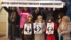 Оппозициялық басылым журналистері наразылық танытып тұр. Алматы, 7 ақпан 2013 жыл. (Көрнекі сурет)