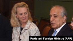 خلیلزاد تر تړلو دروازو شاته خو وېلز په عام محضر کې معلومات ورکړل