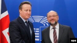 Premierul britanic David Cameron salutat miercuri la Bruxelles de Martin Schulz, președintele Parlamentului European