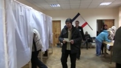 Bunıñ nasıl olğanını aqılımızğa ketiremiz. Qırımda qanunsız «referendum» (video)