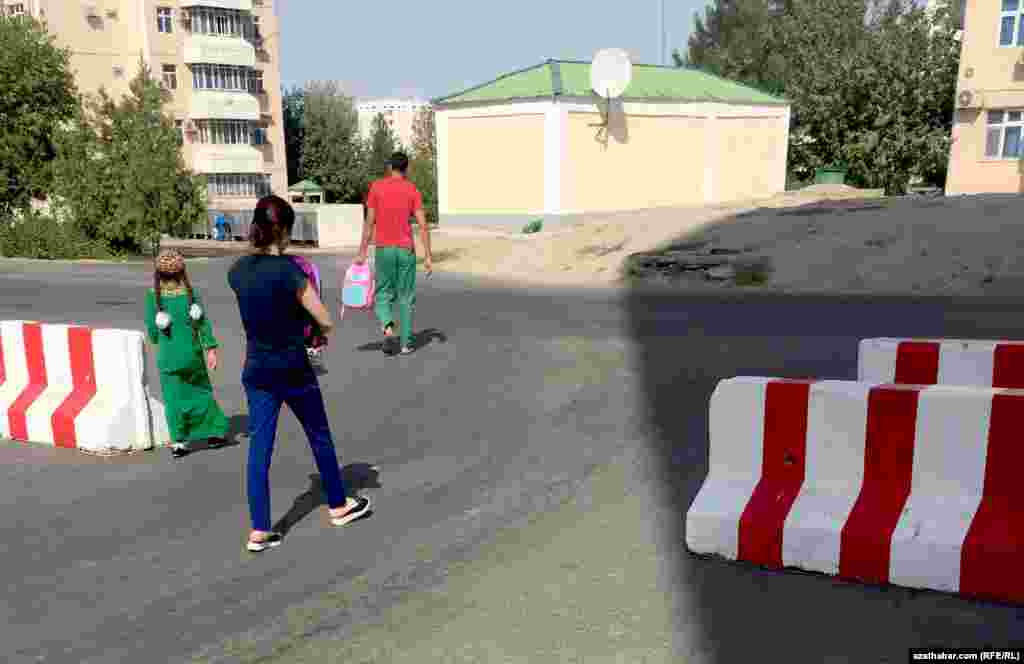 Aşgabadyň Parahat-1 we Parahat -2 etrapçalaryna barýan ýollar awtoulaglar üçin böwetlendi. &nbsp;