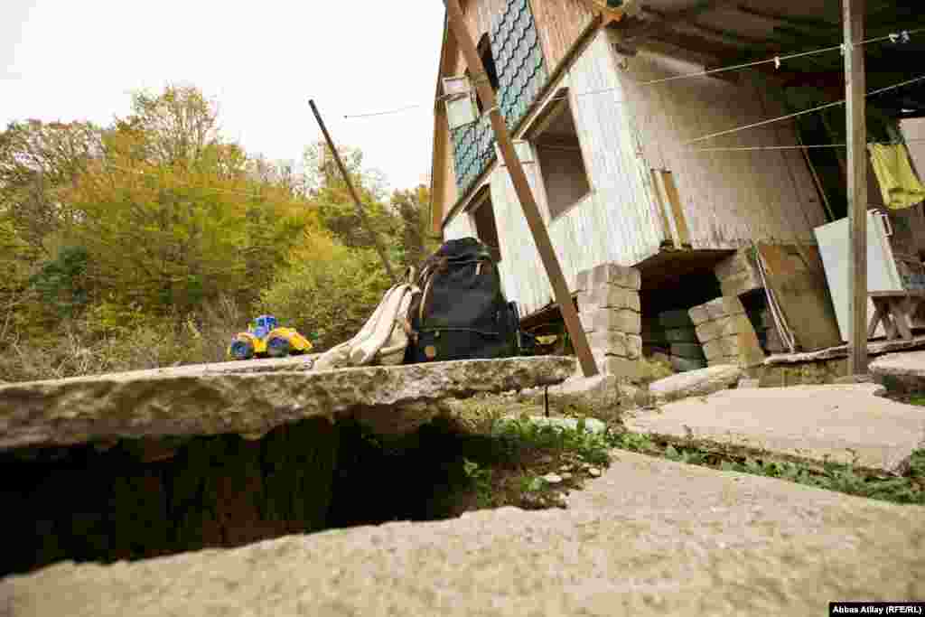 Старий будинок, де Дмитро Абжан виріс, тепер підтримують тимчасові бетонні блоки. Сім’я вже перебралася в новий будинок, що стоїть поруч, коли стався зсув. Абжан боїться за своїх дітей, якщо дім раптом впаде, коли ті гратимуться біля нього.