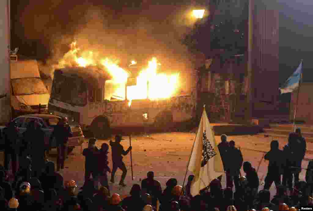 Один із кількох спалених міліцейських автобусів під час протистояння на вулиці Грушевського. Київ, 19 січня 2014 року
