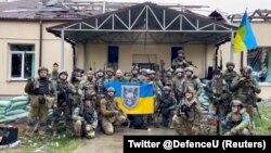 Ushtarët ukrainas në fshatin Hoptivka, rajoni i Harkivit. Fotografi e publikuar më 11 shtator.