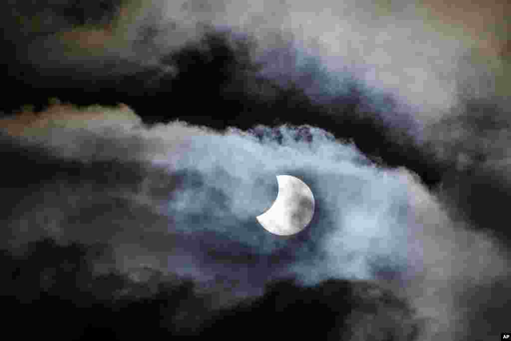 Eclipsa parțială de soare văzută la Budapesta, Ungaria.