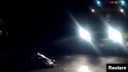 Corp neînsuflețit pe o stradă din St George's Hill, Weybridge, Marea Britanie, 2012 (captură video)