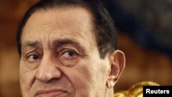 Ýurduň häkimiýetleri Mubaregiň režimine korrupsiýada bildirilýän aýyplamalar, şeýle hem ýurtda bolan gozgalaňda ýüzlerçe adamyň öldürilmegi boýunça derňew geçirýärler.