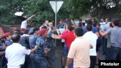 Բախում ոստիկանության հետ՝ Սարի թաղում, 19-ը հուլիսի, 2016թ․