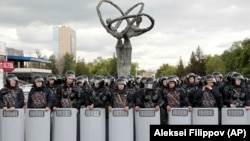 Полиция блокирует территорию во время протестов против президентских выборов в Нур-Султане. 10 июня 2019 года.