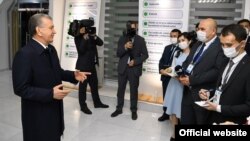 Президент Ш. Мирзиёев Наманганда журналистлар саволларига жавоб бермоқда, 2021 йил 18 феврали (president.uz фотоси)